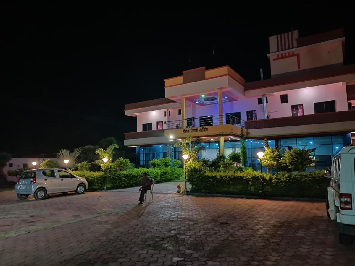 Hotel Nisarg Lodging And Restaurant 아우랑가바드 외부 사진