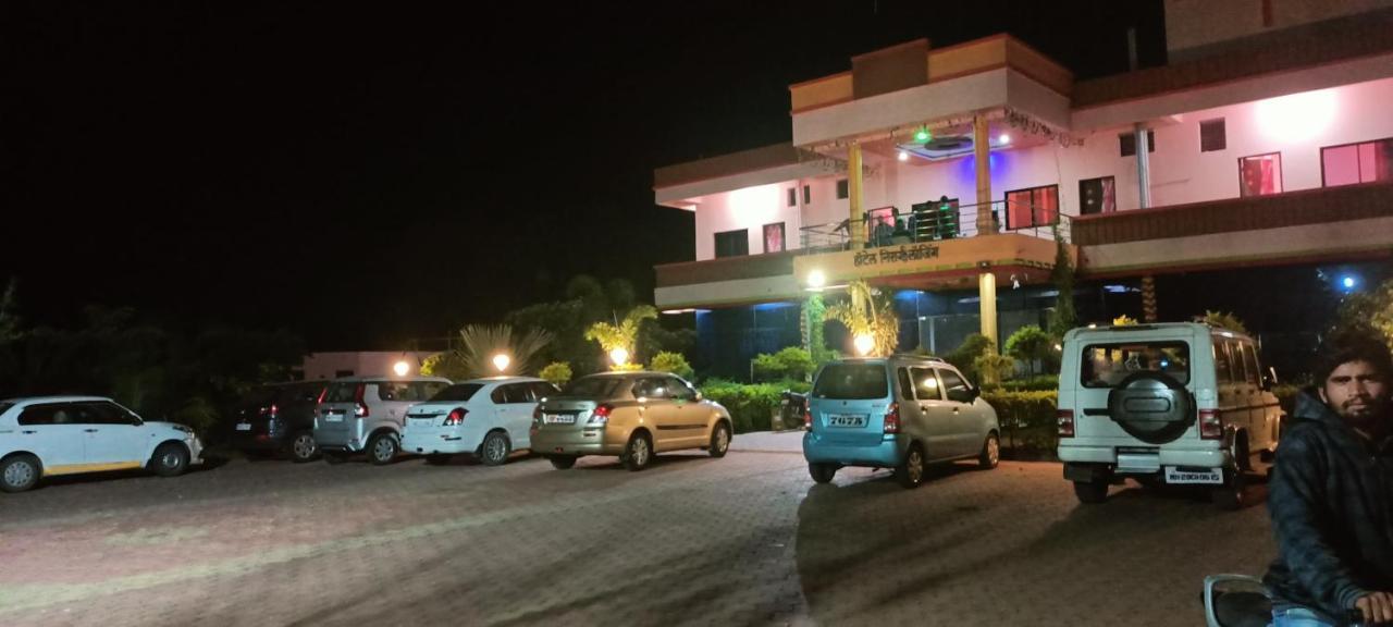 Hotel Nisarg Lodging And Restaurant 아우랑가바드 외부 사진