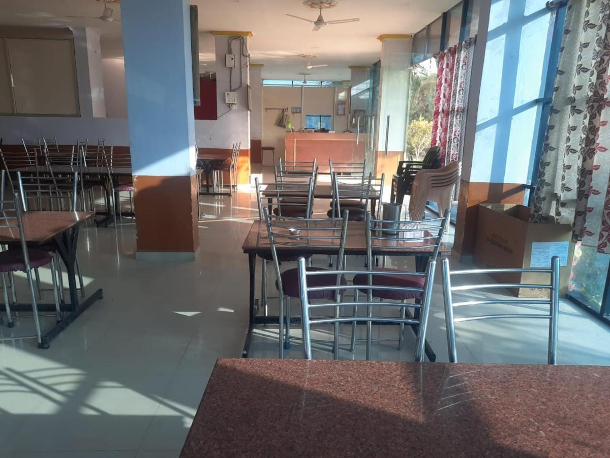 Hotel Nisarg Lodging And Restaurant 아우랑가바드 외부 사진